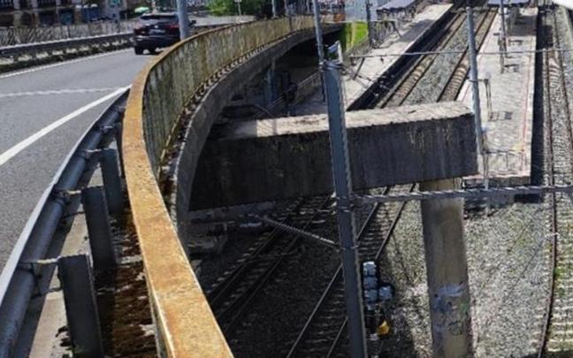 Vista del estado que presenta la zona de vallado del vial que enlaza la variante con la calle Estaziño.