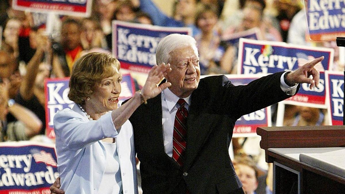 El expresidentre Jimmy Carter y su mujer Rosalynn en una convención del Partido Demócrata en 2004.