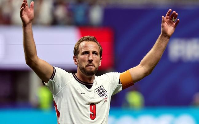 El jugador de la selección inglesa, Harry Kane, celebrando uno de sus tantos frente al Congo.