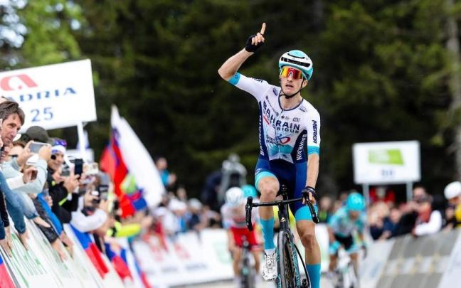 Pello Bilbao, vencedor, dedica la victoria a Gino Mäder.