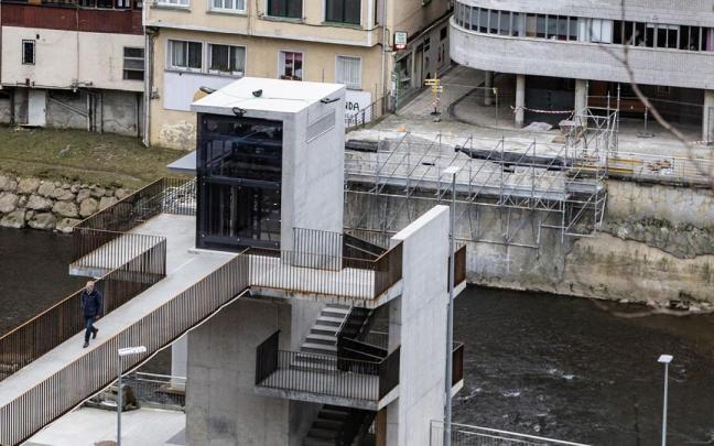 La instalación del puente se incluye en una reurbanización de la zona que contempla rampas, escaleras y ascensores para mejorar la accesibilidad entre Urazandi y el casco urbano