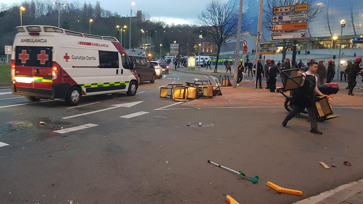 Un camarero recoge las sillas lanzadas durante los incidentes precios al Real Sociedad-AS Roma en Anoeta. / N.G.