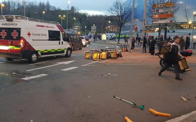 Un camarero recoge las sillas lanzadas durante los incidentes precios al Real Sociedad-AS Roma en Anoeta. / N.G.
