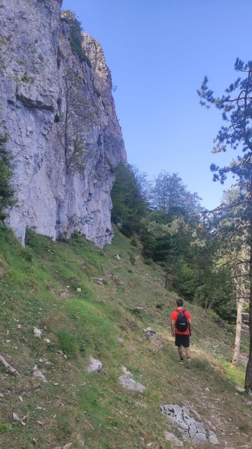 Llegando a Mota vamos pegados a la roca