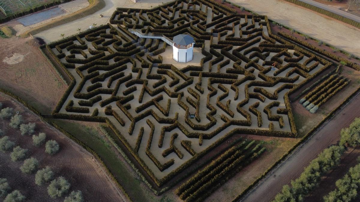 Laberintus Park cuenta con un mirador central desde el que admirar el paisaje circundante o tratar de encontrar y aprender el camino de salida.