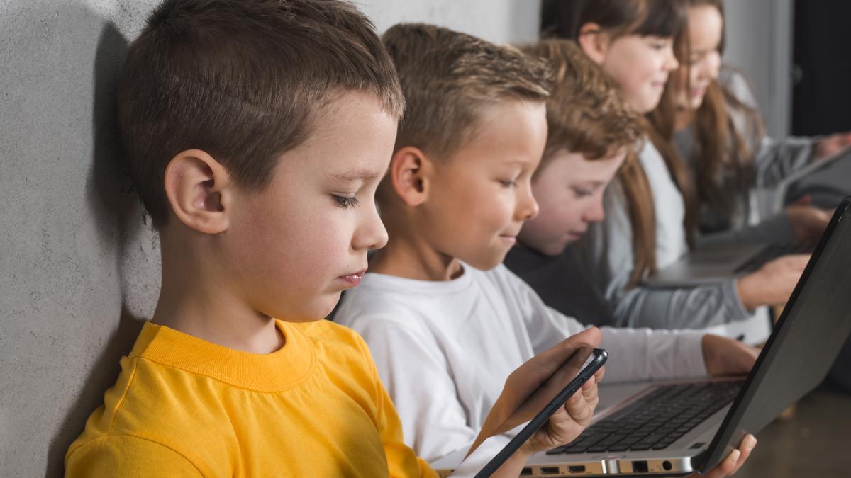 El 93% de los menores en edad escolar está registrado en alguna red social y un 4,3% presenta indicadores de uso problemático.