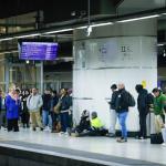 Viajeros en la Estación de Sants esperan a que se restablezca el servicio de Rodalies.