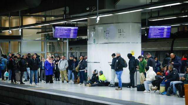 Viajeros en la Estación de Sants esperan a que se restablezca el servicio de Rodalies.