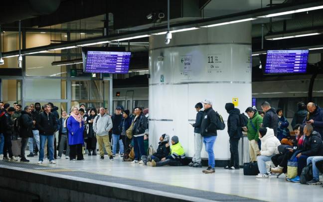 Viajeros en la Estación de Sants esperan a que se restablezca el servicio de Rodalies.
