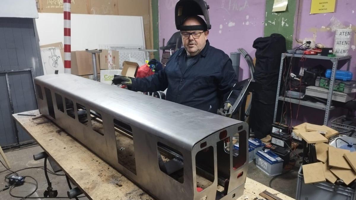 Jokin, presidente de la Asociación Tren 5", en el proceso de construcción de una unidad ferrocarril.
