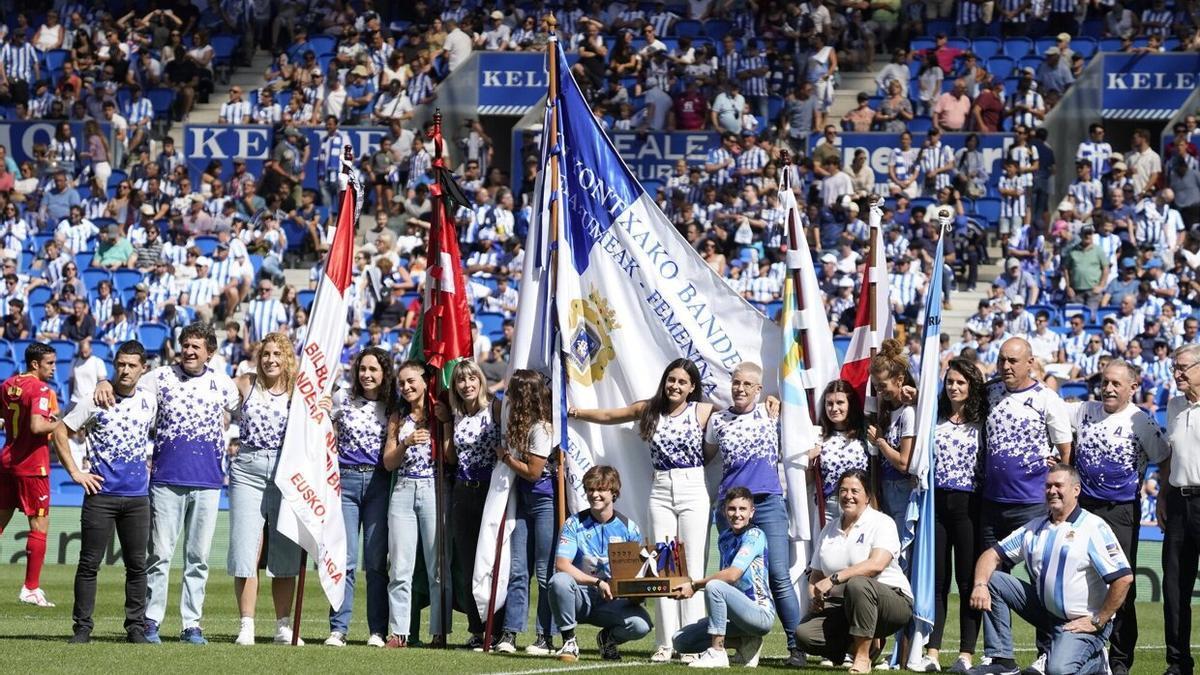 Las remeras de Arraun Lagunak posan con las banderas ganadas este verano. / RUBEN PLAZA