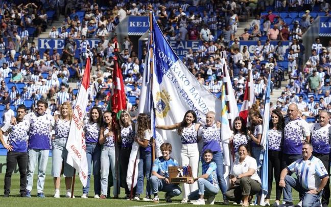 Las remeras de Arraun Lagunak posan con las banderas ganadas este verano. / RUBEN PLAZA