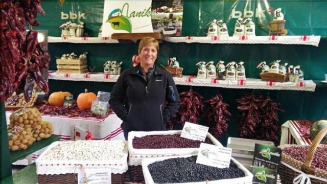 Jacqueline Txertudi impulsa desde la explotación Nanike, en Kortezubi, el cultivo artesanal de la alubia de Gernika.