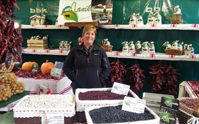 Jacqueline Txertudi impulsa desde la explotación Nanike, en Kortezubi, el cultivo artesanal de la alubia de Gernika.