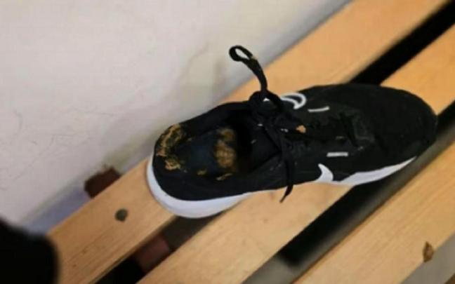 La zapatilla, en el vestuario con las heces en su interior. / TikTok (@ljsmediauk) La zapatilla, en el vestuario con las heces en su interior.