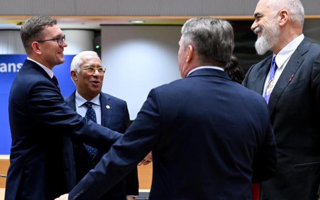 El presidente del Consejo Europeo, Antonio Costa, junto a líderes de la UE y los Balcanes.