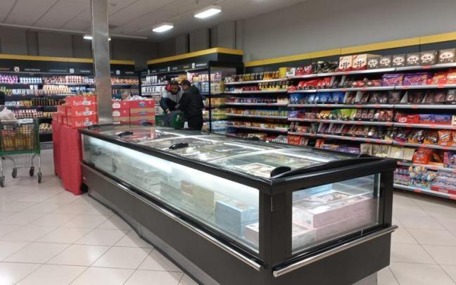 Clientes en un supermercado. Clientes en un supermercado.