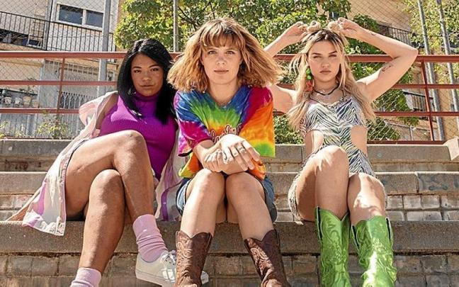 Tai Fati (i), Andrea Ros (c) y Mirela Balic (d) protagonizan ‘Zorras’.