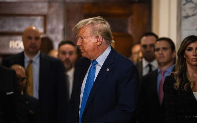 Imagen de archivo de Trump abandonando la corte de Nueva York tras testificar. Imagen de archivo de Trump abandonando la corte de Nueva York tras testificar.