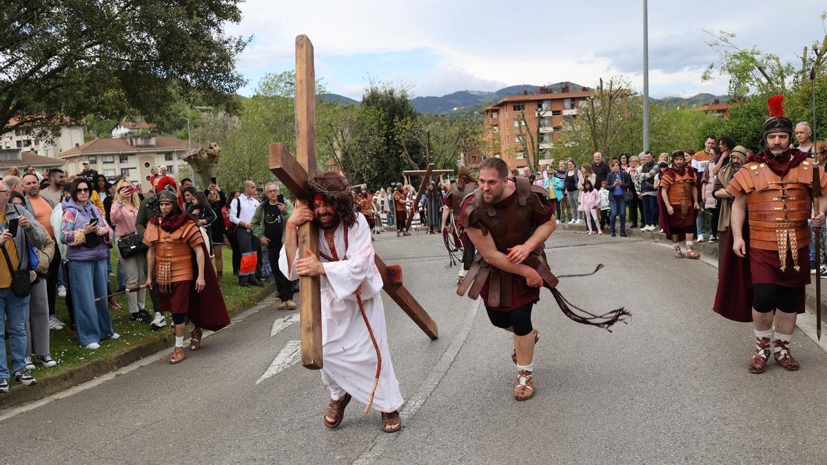 El realismo de las escenas que se representan en el Vía Crucis de Arkotxa es impactante
