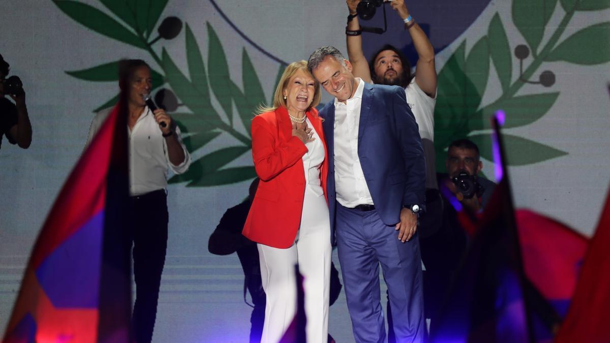 Yamandú Orsi celebra la victoria con su compañera de fórmula Carolina Cosse.