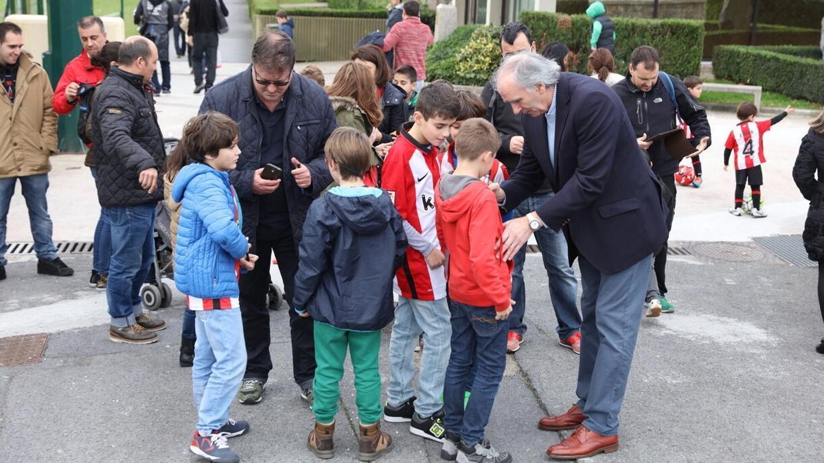 José Ángel Iribar atiende a un grupo de niños en las instalaciones de Lezama.