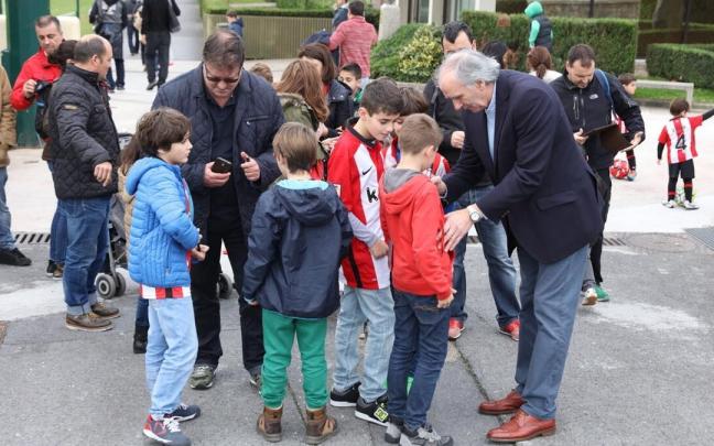 José Ángel Iribar atiende a un grupo de niños en las instalaciones de Lezama. José Ángel Iribar atiende a un grupo de niños en las instalaciones de Lezama.