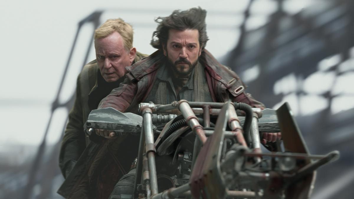 Stellan Skarsgård junto a Diego Luna en una escena de 'Andor'.