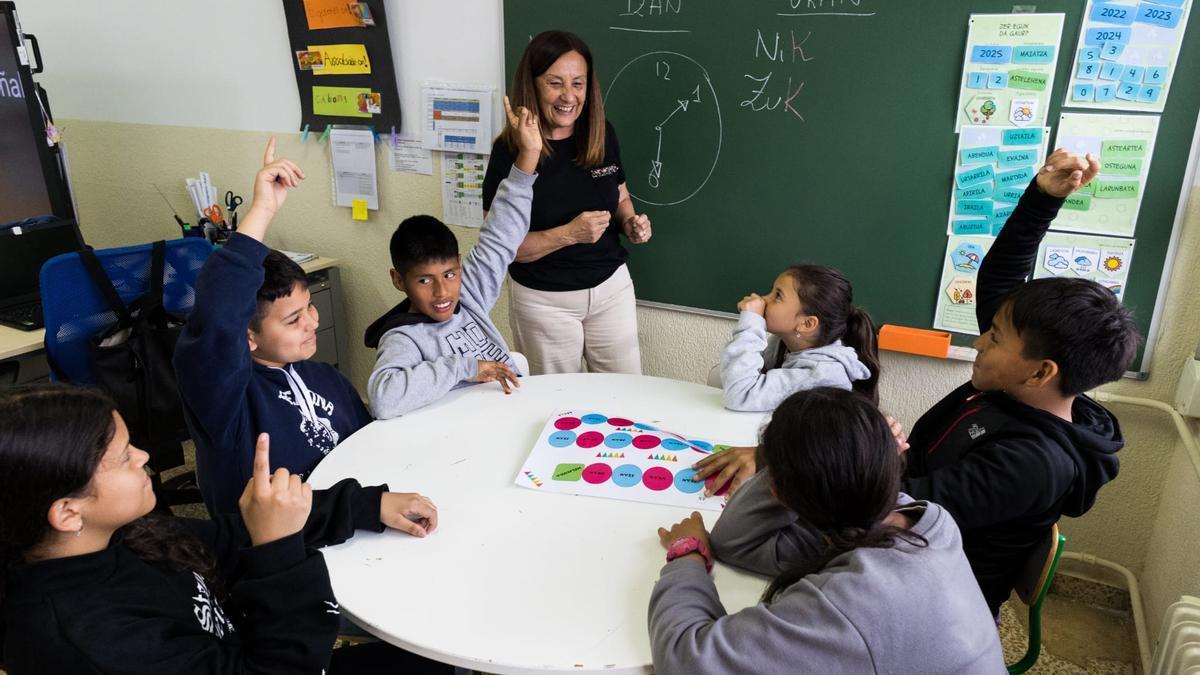 Ana Varela es la profesora de la clase EUSLE de Zazpilanda Eskola, donde varios niños y niñas extranjeros tienen su primer contacto con el euskera.