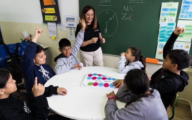 Ana Varela es la profesora de la clase EUSLE de Zazpilanda Eskola, donde varios niños y niñas extranjeros tienen su primer contacto con el euskera.