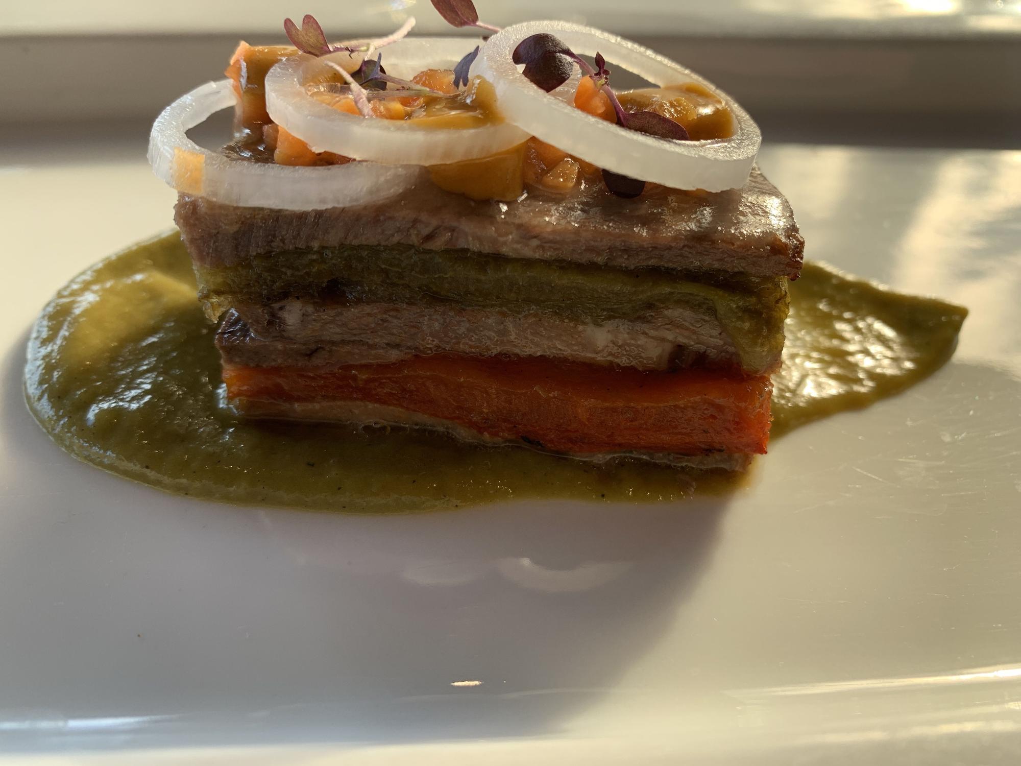 Lengua con pimientos asados, en el Andra Mari.