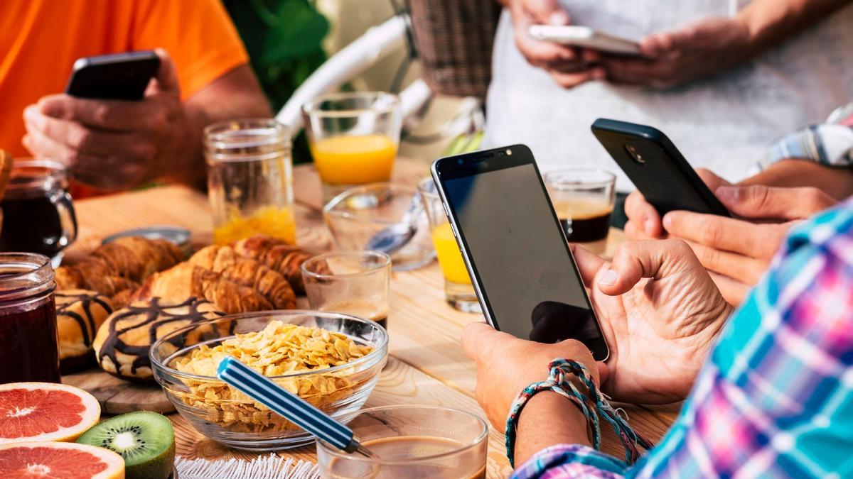 Un grupo de amigos utiliza una app de pago para saldar sus cuentas.