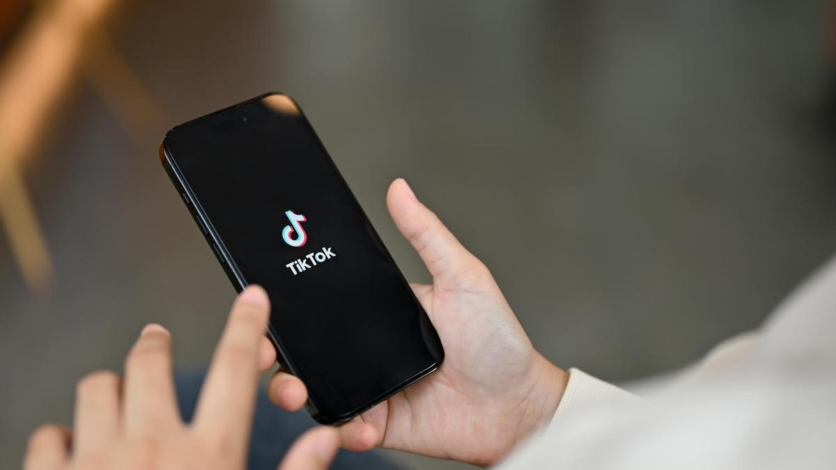 Un usuario abre la aplicación de TikTok en el móvil.
