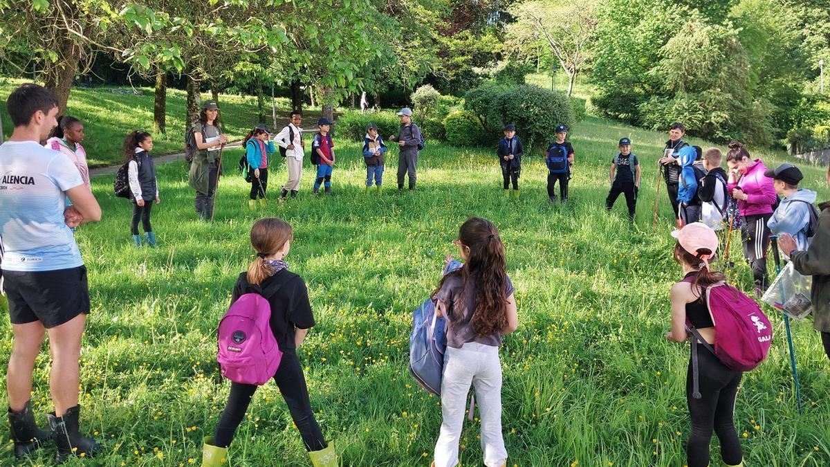 Alumnas y alumnos de Ordizia participando en Oiangu Natur Eskola