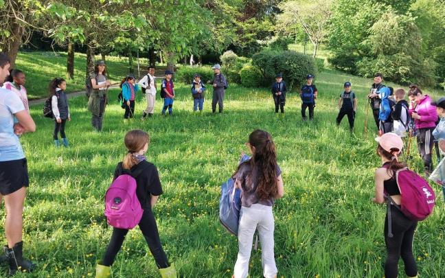 Alumnas y alumnos de Ordizia participando en Oiangu Natur Eskola