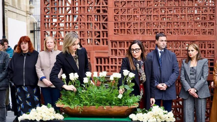 Ofrenda floral en el Parlamento Vasco con motivo del Día de la Memoria el año pasado.