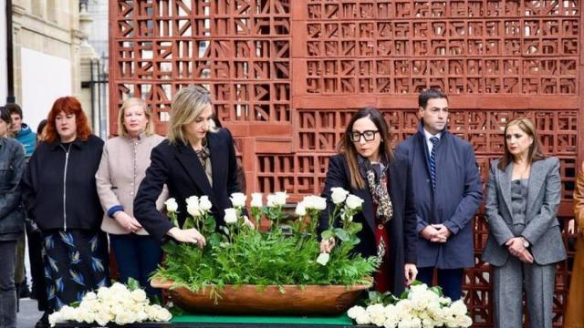 Ofrenda floral en el Parlamento Vasco con motivo del Día de la Memoria el año pasado.