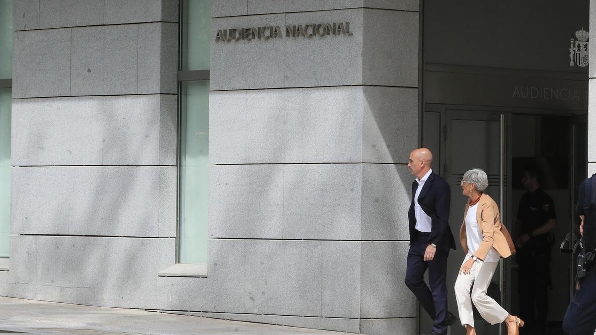 El expresidente de la RFEF Luis Rubiales junto a su abogada, Olga Tubau, en la Audiencia Nacional.