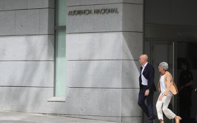 El expresidente de la RFEF Luis Rubiales junto a su abogada, Olga Tubau, en la Audiencia Nacional. El expresidente de la RFEF Luis Rubiales junto a su abogada, Olga Tubau, en la Audiencia Nacional.