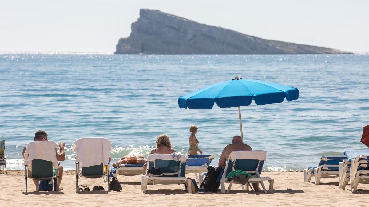 Bañistas en una playa de Benidorm el pasado marzo.
