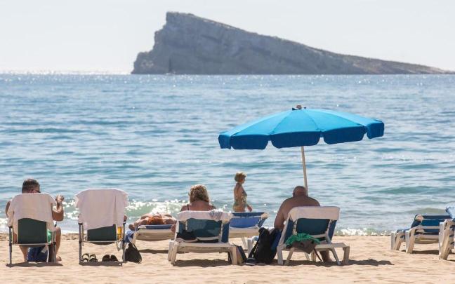 Bañistas en una playa de Benidorm el pasado marzo.