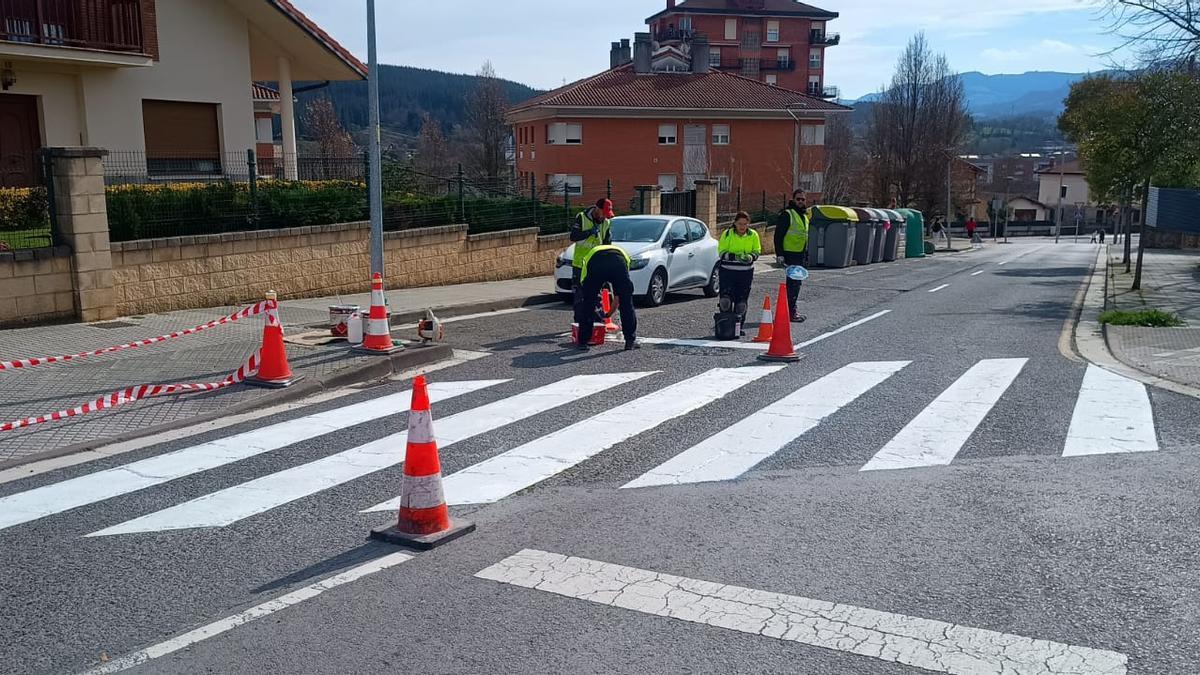 Labores de repintado de marcas viales en Amurrio