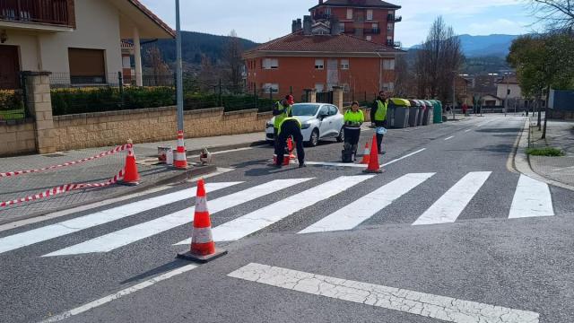 Labores de repintado de marcas viales en Amurrio