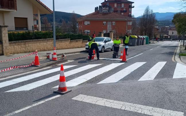 Labores de repintado de marcas viales en Amurrio