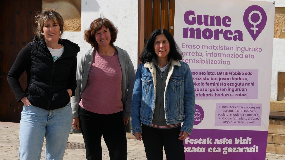 Aratz Zearreta, de Emakumeen Etxea, Maite Egaña, concejala de Igualdad, y Karmele Gomez, técnica de Igualdad, en la plaza Saregile presentando Gune Morea.