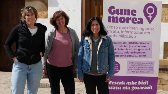 Aratz Zearreta, de Emakumeen Etxea, Maite Egaña, concejala de Igualdad, y Karmele Gomez, técnica de Igualdad, en la plaza Saregile presentando Gune Morea. / Zumaiako Udala Aratz Zearreta, de Emakumeen Etxea, Maite Egaña, concejala de Igualdad, y Karmele Gomez, técnica de Igualdad, en la plaza Saregile presentando Gune Morea.