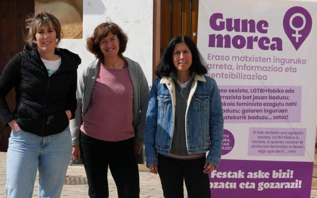 Aratz Zearreta, de Emakumeen Etxea, Maite Egaña, concejala de Igualdad, y Karmele Gomez, técnica de Igualdad, en la plaza Saregile presentando Gune Morea. / Zumaiako Udala Aratz Zearreta, de Emakumeen Etxea, Maite Egaña, concejala de Igualdad, y Karmele Gomez, técnica de Igualdad, en la plaza Saregile presentando Gune Morea.