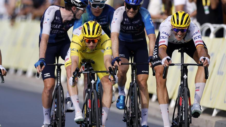 Pogacar esprinta con su compañero Politt.