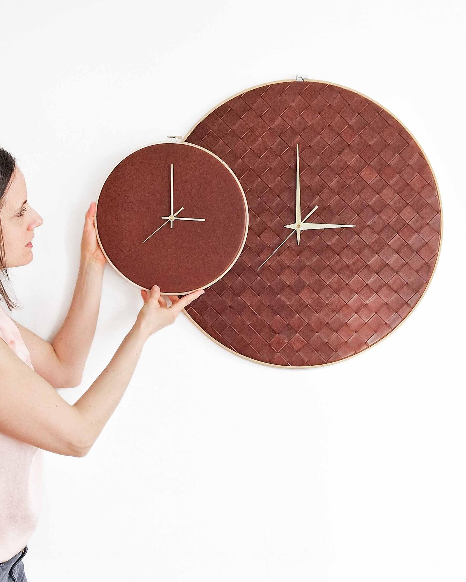 Relojes de pared de diferentes tamaños de la marca Linael.