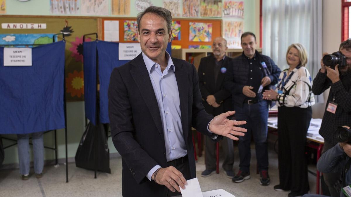Kyriakos Mitsotakis deposita su voto.